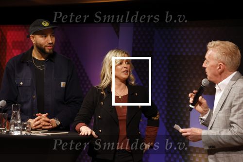 Hilversum 9 januari 2023
Arjan Lubach wordt bij beeld en Geluid gekozen tot mediapersoon van 2022. Andre v Duin reikt hem de prijs uit . Bridget Maasland