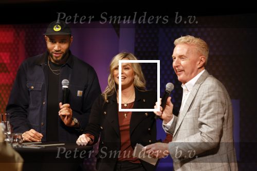 Hilversum 9 januari 2023
Arjan Lubach wordt bij beeld en Geluid gekozen tot mediapersoon van 2022. Andre v Duin reikt hem de prijs uit . Bridget Maasland