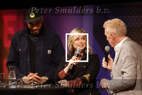 Hilversum 9 januari 2023
Arjan Lubach wordt bij beeld en Geluid gekozen tot mediapersoon van 2022. Andre v Duin reikt hem de prijs uit . Bridget Maasland