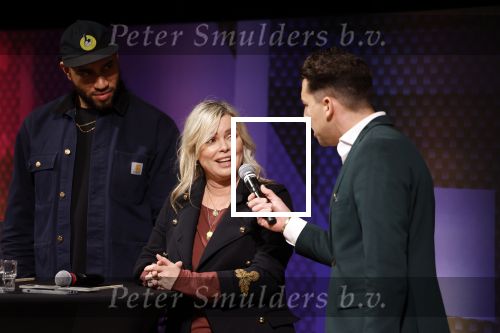 Hilversum 9 januari 2023
Arjan Lubach wordt bij beeld en Geluid gekozen tot mediapersoon van 2022. Andre v Duin reikt hem de prijs uit . Bridget Maasland