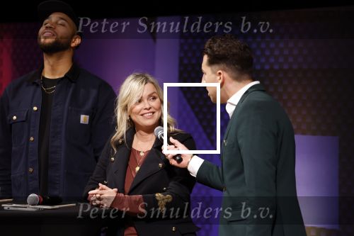 Hilversum 9 januari 2023
Arjan Lubach wordt bij beeld en Geluid gekozen tot mediapersoon van 2022. Andre v Duin reikt hem de prijs uit . Bridget Maasland