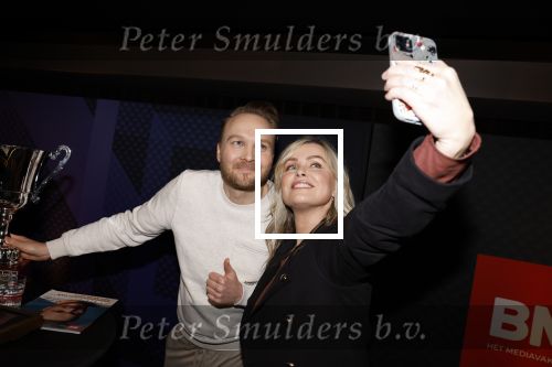 Hilversum 9 januari 2023
Arjan Lubach wordt bij beeld en Geluid gekozen tot mediapersoon van 2022. Andre v Duin reikt hem de prijs uit . Bridget Maasland