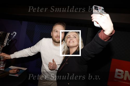 Hilversum 9 januari 2023
Arjan Lubach wordt bij beeld en Geluid gekozen tot mediapersoon van 2022. Andre v Duin reikt hem de prijs uit . Bridget Maasland