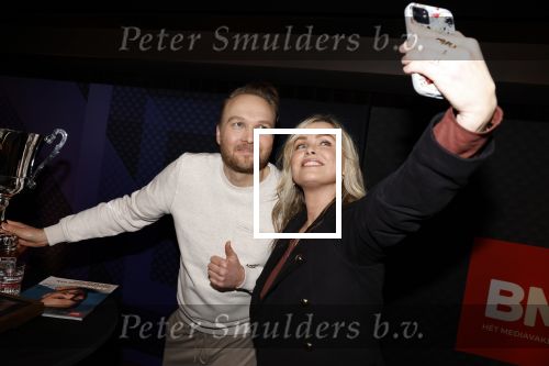 Hilversum 9 januari 2023
Arjan Lubach wordt bij beeld en Geluid gekozen tot mediapersoon van 2022. Andre v Duin reikt hem de prijs uit . Bridget Maasland