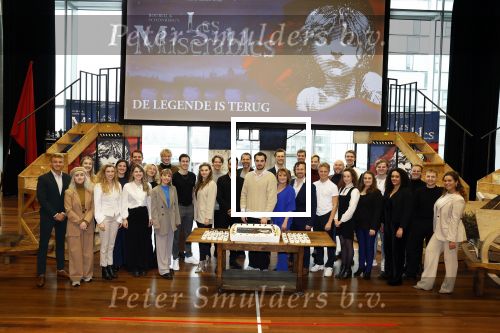 Almere 3 januari 2022
Presentatie cast Les Miserables in Almere .
Milan van Waardenburg, Freek Bartels, Rene van Kooten, Vajen van den Bosch, Ellen Pieters, Channah Hewitt, Michael Muyderman, Yannick Pluggers, Hans Cornelissen, Erwin van Lambaart, Ruud de Graaf, Yoran de Bont, Sem van der Heijden, Mark Roy Luykx, Donna Jo Aerts, Lisanne Veeneman, Sem Gerritsma, Janne Kolpa en James Powell bij de eerste repetitiedag van Les Miserables in de Kunstlinie in Almere.