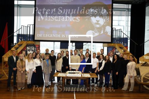 Almere 3 januari 2022
Presentatie cast Les Miserables in Almere .
Milan van Waardenburg, Freek Bartels, Rene van Kooten, Vajen van den Bosch, Ellen Pieters, Channah Hewitt, Michael Muyderman, Yannick Pluggers, Hans Cornelissen, Erwin van Lambaart, Ruud de Graaf, Yoran de Bont, Sem van der Heijden, Mark Roy Luykx, Donna Jo Aerts, Lisanne Veeneman, Sem Gerritsma, Janne Kolpa en James Powell bij de eerste repetitiedag van Les Miserables in de Kunstlinie in Almere.