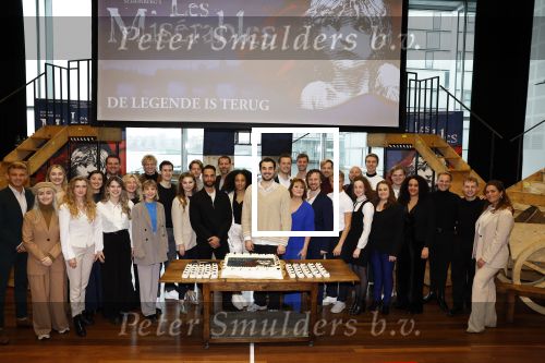 Almere 3 januari 2022
Presentatie cast Les Miserables in Almere .
Milan van Waardenburg, Freek Bartels, Rene van Kooten, Vajen van den Bosch, Ellen Pieters, Channah Hewitt, Michael Muyderman, Yannick Pluggers, Hans Cornelissen, Erwin van Lambaart, Ruud de Graaf, Yoran de Bont, Sem van der Heijden, Mark Roy Luykx, Donna Jo Aerts, Lisanne Veeneman, Sem Gerritsma, Janne Kolpa en James Powell bij de eerste repetitiedag van Les Miserables in de Kunstlinie in Almere.