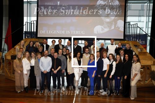Almere 3 januari 2022
Presentatie cast Les Miserables in Almere .
Milan van Waardenburg, Freek Bartels, Rene van Kooten, Vajen van den Bosch, Ellen Pieters, Channah Hewitt, Michael Muyderman, Yannick Pluggers, Hans Cornelissen, Erwin van Lambaart, Ruud de Graaf, Yoran de Bont, Sem van der Heijden, Mark Roy Luykx, Donna Jo Aerts, Lisanne Veeneman, Sem Gerritsma, Janne Kolpa en James Powell bij de eerste repetitiedag van Les Miserables in de Kunstlinie in Almere.