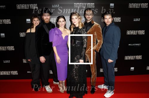 Amsterdam 19 december 2022
Premiere Faithfully Yours in Tuschinski
Cast: V.l.n.r. Hannah Hoekstra Gijs Naber Elise Schaap Bracha van Doesburg Nasrdin Dchar en Matteo Simoni