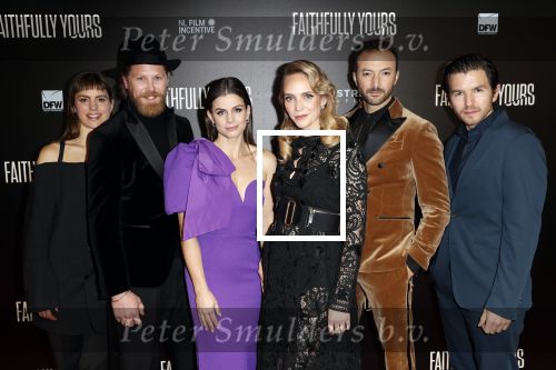 Amsterdam 19 december 2022
Premiere Faithfully Yours in Tuschinski
Cast: V.l.n.r. Hannah Hoekstra Gijs Naber Elise Schaap Bracha van Doesburg Nasrdin Dchar en Matteo Simoni