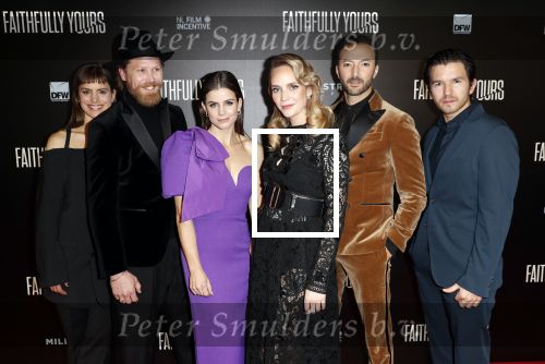 Amsterdam 19 december 2022
Premiere Faithfully Yours in Tuschinski
Cast: V.l.n.r. Hannah Hoekstra Gijs Naber Elise Schaap Bracha van Doesburg Nasrdin Dchar en Matteo Simoni