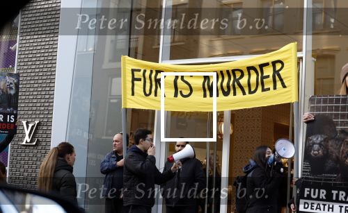 Amsterdam 25 november 2022
Demonstranten voor Louis Vuitton op de pc hooftstraat