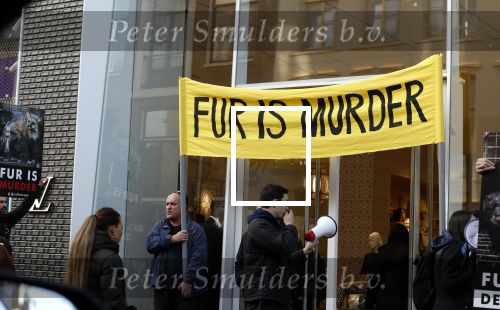 Amsterdam 25 november 2022
Demonstranten voor Louis Vuitton op de pc hooftstraat