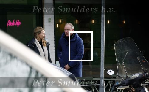 Laren Blaricum 6 januari 2022
Dennis Bergkamp en zijn vrouw Henriette in het centrum van Laren . Ze hebben een nieuw huis / villa gekocht in Blaricum .
