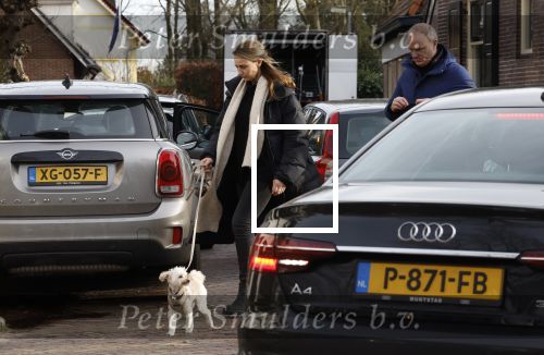 Laren Blaricum 6 januari 2022
Dennis Bergkamp en zijn vrouw Henriette in het centrum van Laren . Ze hebben een nieuw huis / villa gekocht in Blaricum .