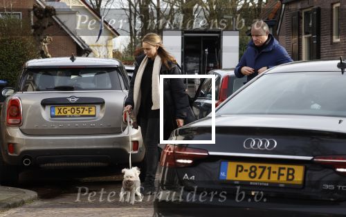 Laren Blaricum 6 januari 2022
Dennis Bergkamp en zijn vrouw Henriette in het centrum van Laren . Ze hebben een nieuw huis / villa gekocht in Blaricum .