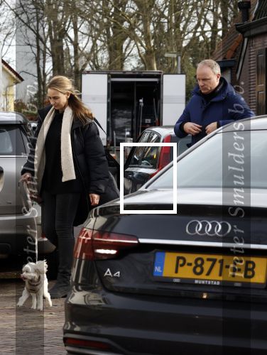 Laren Blaricum 6 januari 2022
Dennis Bergkamp en zijn vrouw Henriette in het centrum van Laren . Ze hebben een nieuw huis / villa gekocht in Blaricum .