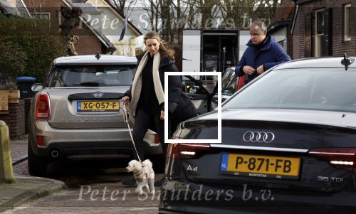 Laren Blaricum 6 januari 2022
Dennis Bergkamp en zijn vrouw Henriette in het centrum van Laren . Ze hebben een nieuw huis / villa gekocht in Blaricum .