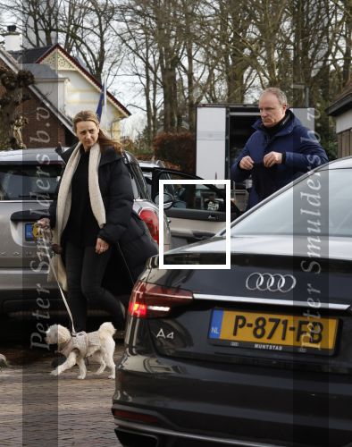 Laren Blaricum 6 januari 2022
Dennis Bergkamp en zijn vrouw Henriette in het centrum van Laren . Ze hebben een nieuw huis / villa gekocht in Blaricum .