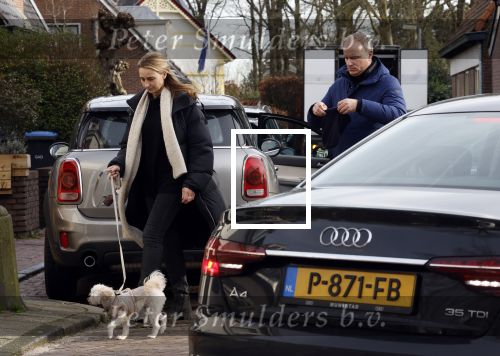 Laren Blaricum 6 januari 2022
Dennis Bergkamp en zijn vrouw Henriette in het centrum van Laren . Ze hebben een nieuw huis / villa gekocht in Blaricum .
