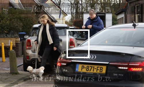 Laren Blaricum 6 januari 2022
Dennis Bergkamp en zijn vrouw Henriette in het centrum van Laren . Ze hebben een nieuw huis / villa gekocht in Blaricum .