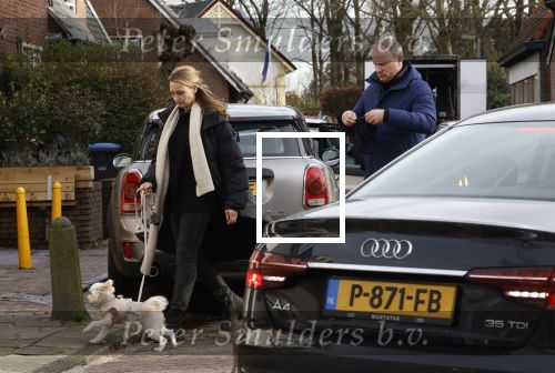 Laren Blaricum 6 januari 2022
Dennis Bergkamp en zijn vrouw Henriette in het centrum van Laren . Ze hebben een nieuw huis / villa gekocht in Blaricum .