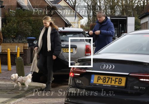 Laren Blaricum 6 januari 2022
Dennis Bergkamp en zijn vrouw Henriette in het centrum van Laren . Ze hebben een nieuw huis / villa gekocht in Blaricum .