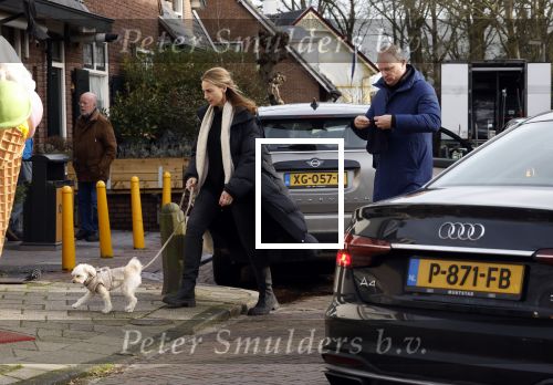 Laren Blaricum 6 januari 2022
Dennis Bergkamp en zijn vrouw Henriette in het centrum van Laren . Ze hebben een nieuw huis / villa gekocht in Blaricum .