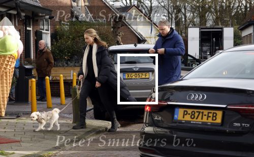 Laren Blaricum 6 januari 2022
Dennis Bergkamp en zijn vrouw Henriette in het centrum van Laren . Ze hebben een nieuw huis / villa gekocht in Blaricum .