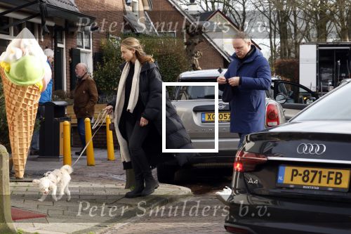 Laren Blaricum 6 januari 2022
Dennis Bergkamp en zijn vrouw Henriette in het centrum van Laren . Ze hebben een nieuw huis / villa gekocht in Blaricum .