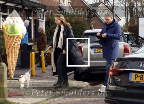 Laren Blaricum 6 januari 2022
Dennis Bergkamp en zijn vrouw Henriette in het centrum van Laren . Ze hebben een nieuw huis / villa gekocht in Blaricum .