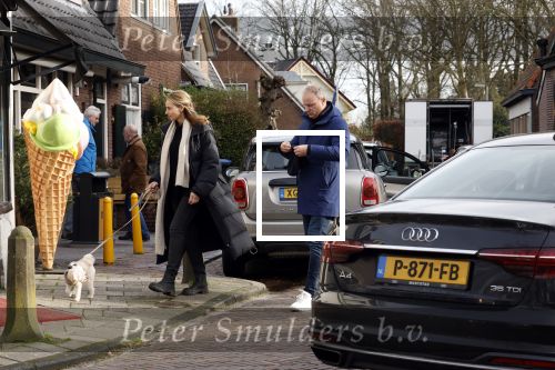 Laren Blaricum 6 januari 2022
Dennis Bergkamp en zijn vrouw Henriette in het centrum van Laren . Ze hebben een nieuw huis / villa gekocht in Blaricum .