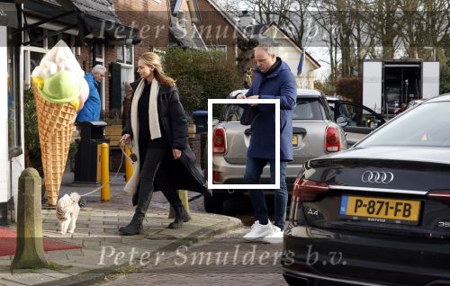 Laren Blaricum 6 januari 2022
Dennis Bergkamp en zijn vrouw Henriette in het centrum van Laren . Ze hebben een nieuw huis / villa gekocht in Blaricum .