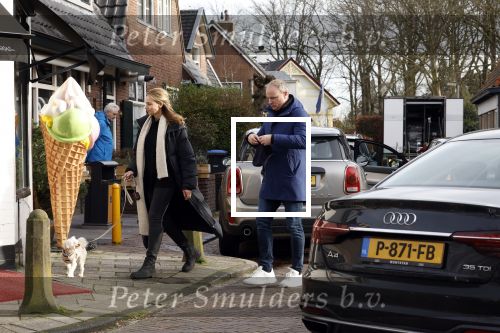 Laren Blaricum 6 januari 2022
Dennis Bergkamp en zijn vrouw Henriette in het centrum van Laren . Ze hebben een nieuw huis / villa gekocht in Blaricum .