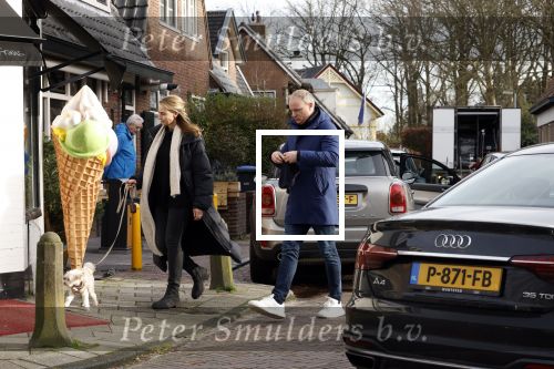 Laren Blaricum 6 januari 2022
Dennis Bergkamp en zijn vrouw Henriette in het centrum van Laren . Ze hebben een nieuw huis / villa gekocht in Blaricum .