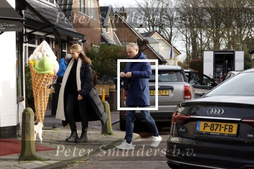 Laren Blaricum 6 januari 2022
Dennis Bergkamp en zijn vrouw Henriette in het centrum van Laren . Ze hebben een nieuw huis / villa gekocht in Blaricum .