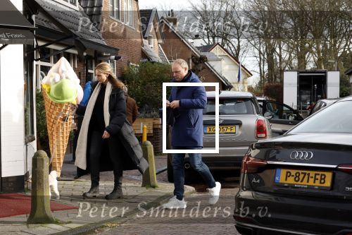 Laren Blaricum 6 januari 2022
Dennis Bergkamp en zijn vrouw Henriette in het centrum van Laren . Ze hebben een nieuw huis / villa gekocht in Blaricum .