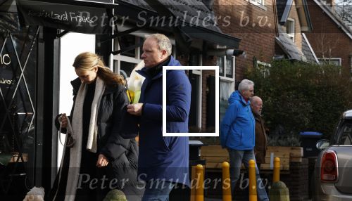 Laren Blaricum 6 januari 2022
Dennis Bergkamp en zijn vrouw Henriette in het centrum van Laren . Ze hebben een nieuw huis / villa gekocht in Blaricum .