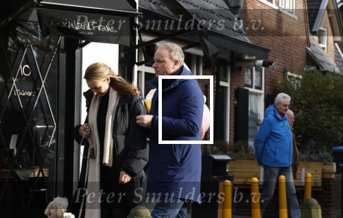 Laren Blaricum 6 januari 2022
Dennis Bergkamp en zijn vrouw Henriette in het centrum van Laren . Ze hebben een nieuw huis / villa gekocht in Blaricum .