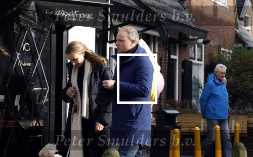 Laren Blaricum 6 januari 2022
Dennis Bergkamp en zijn vrouw Henriette in het centrum van Laren . Ze hebben een nieuw huis / villa gekocht in Blaricum .