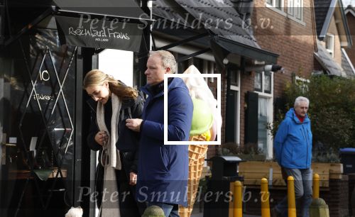 Laren Blaricum 6 januari 2022
Dennis Bergkamp en zijn vrouw Henriette in het centrum van Laren . Ze hebben een nieuw huis / villa gekocht in Blaricum .