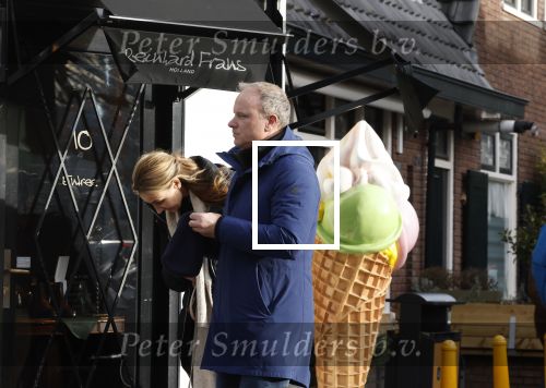 Laren Blaricum 6 januari 2022
Dennis Bergkamp en zijn vrouw Henriette in het centrum van Laren . Ze hebben een nieuw huis / villa gekocht in Blaricum .