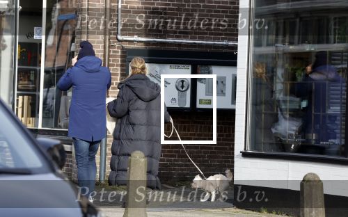 Laren Blaricum 6 januari 2022
Dennis Bergkamp en zijn vrouw Henriette in het centrum van Laren . Ze hebben een nieuw huis / villa gekocht in Blaricum .