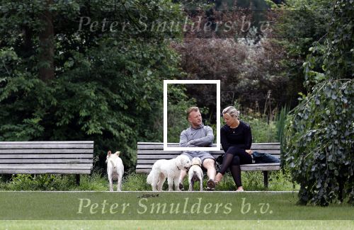 Amsterdam 19 juni 2022
Dirk Kuyt met vriendin in park in Amsterdam