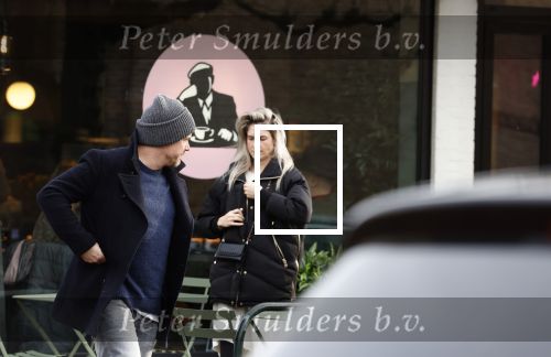 Laren 6 januari 2023
Johnny de Mol en zijn vrouw Anouk de Mol bij Joe and the juice in Laren .
