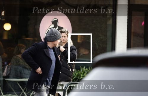 Laren 6 januari 2023
Johnny de Mol en zijn vrouw Anouk de Mol bij Joe and the juice in Laren .