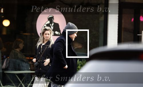 Laren 6 januari 2023
Johnny de Mol en zijn vrouw Anouk de Mol bij Joe and the juice in Laren .