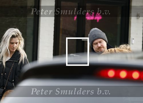 Laren 6 januari 2023
Johnny de Mol en zijn vrouw Anouk de Mol bij Joe and the juice in Laren .