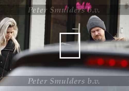 Laren 6 januari 2023
Johnny de Mol en zijn vrouw Anouk de Mol bij Joe and the juice in Laren .
