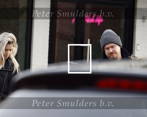 Laren 6 januari 2023
Johnny de Mol en zijn vrouw Anouk de Mol bij Joe and the juice in Laren .
